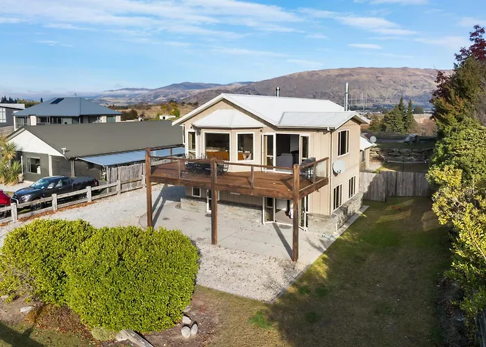 Holiday home Timberstone | 5Br Home | Sleeps 10 | Walk To Town Wanaka